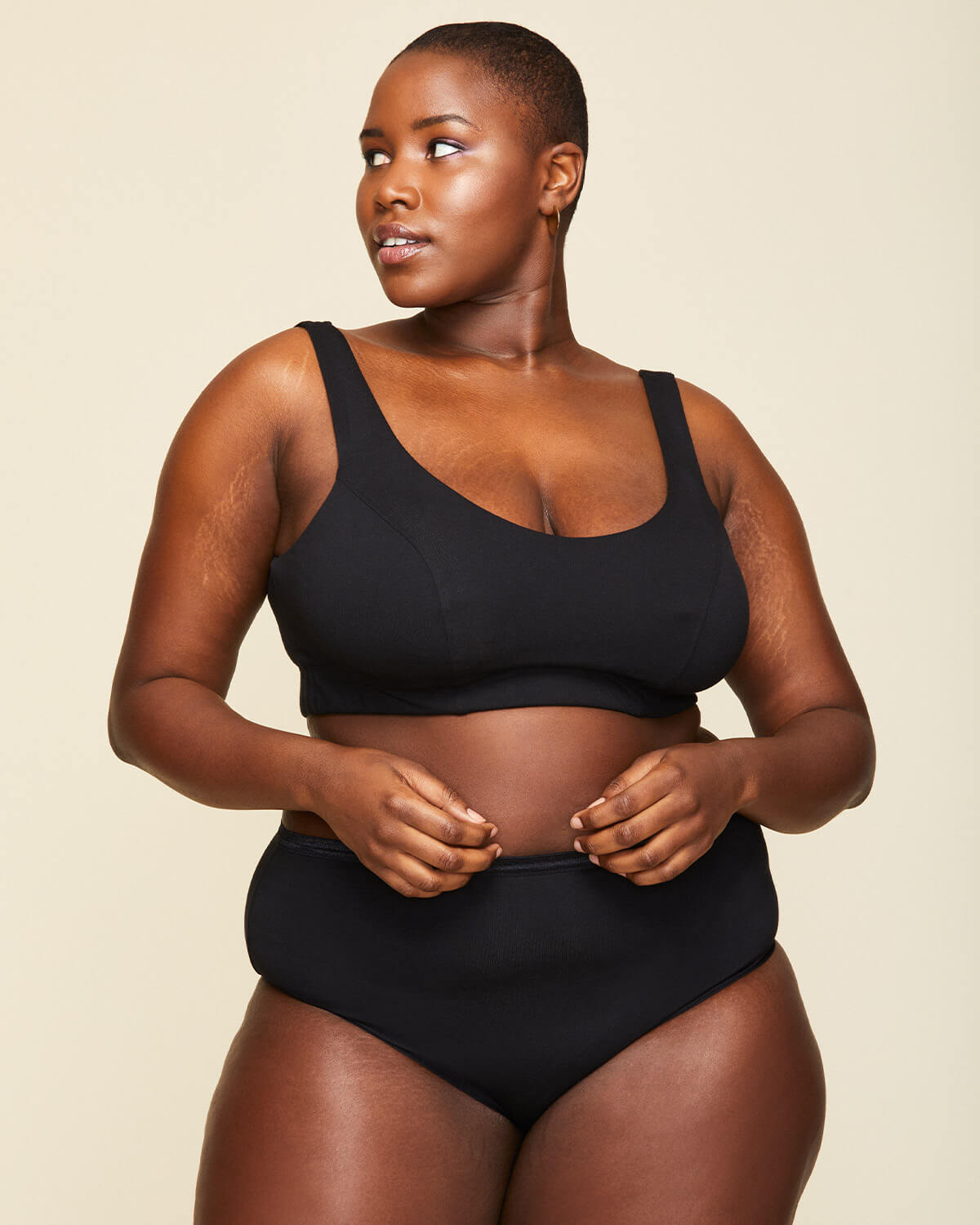 Woman wearing the scoop bra in carbon black.