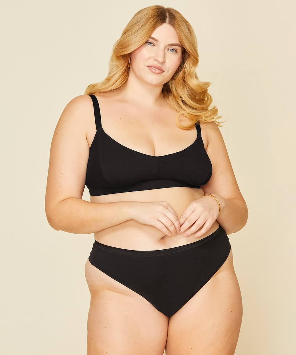 Woman wearing the triangle soft bra in carbon black color.